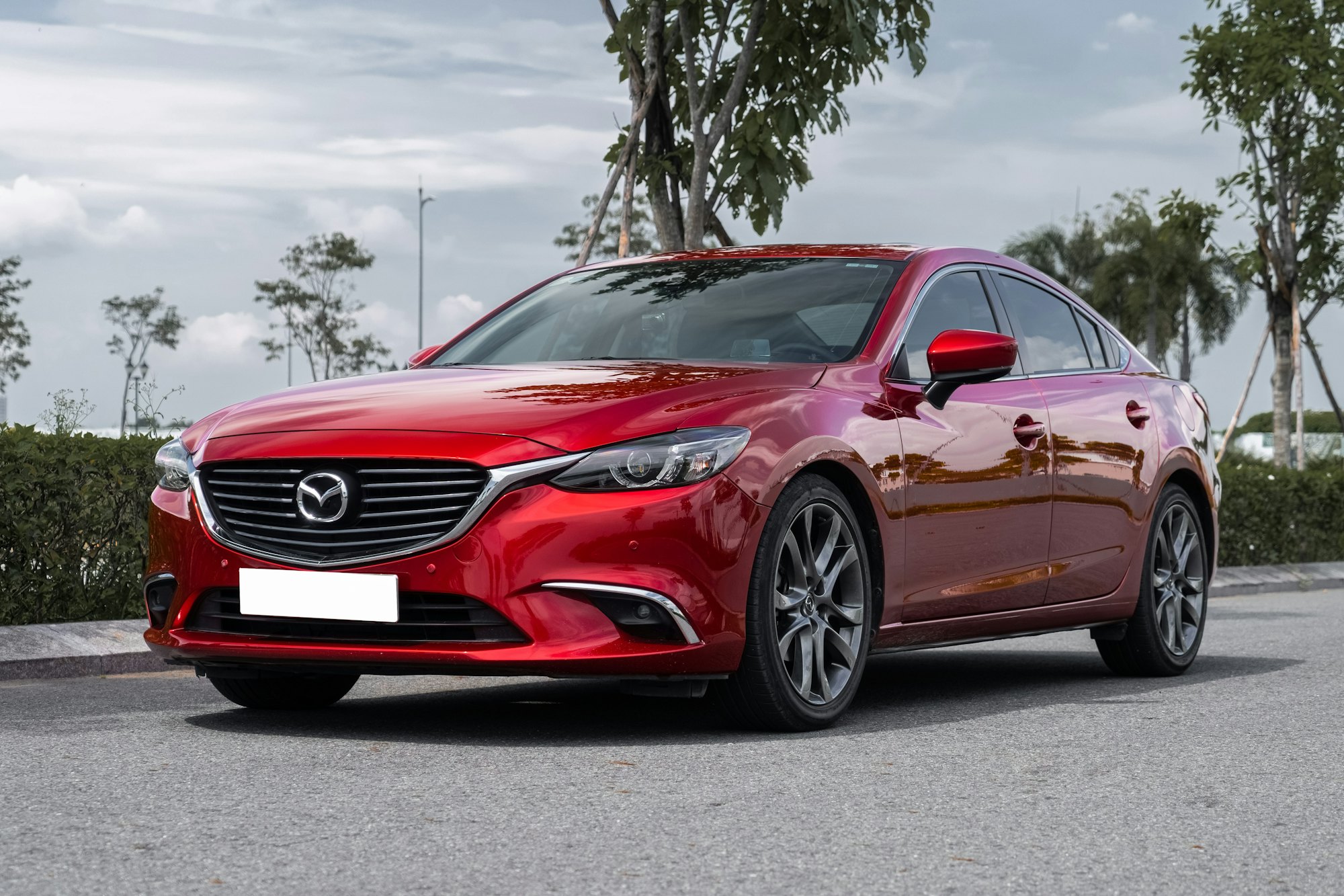 Mazda 6 rojo estacionado en la calle