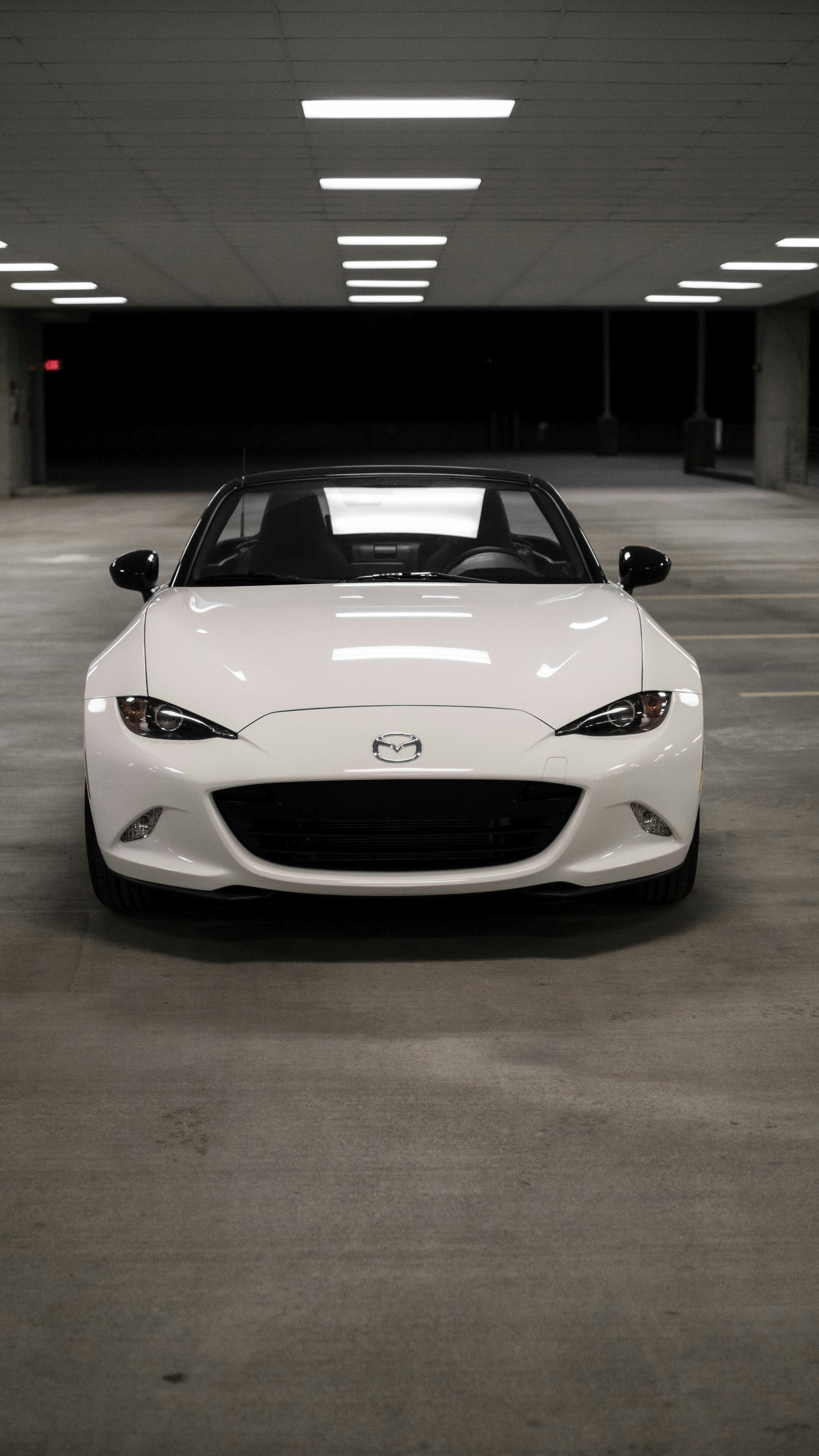 Mazda MX-5 blanco en un parqueadero
