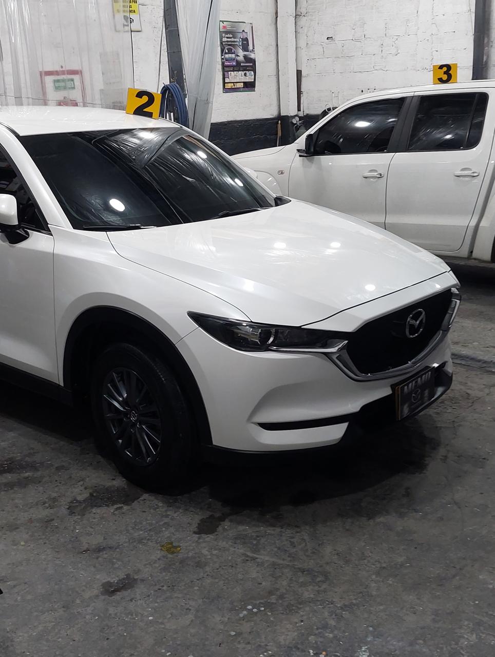 Mazda CX-5 blanca dentro del taller Memo-Mazda