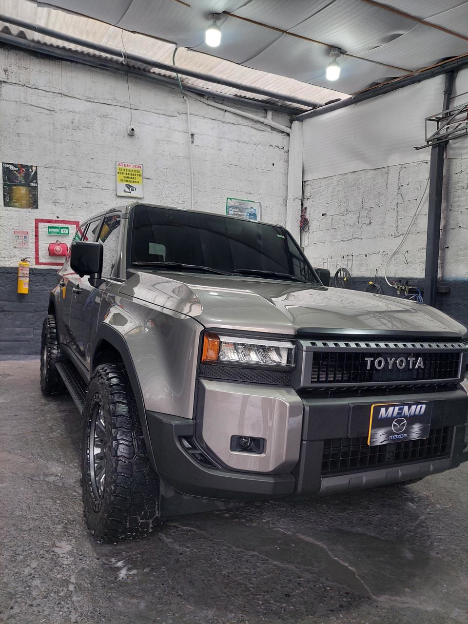 Camioneta Toyota gris terminada en el taller Memo-Mazda