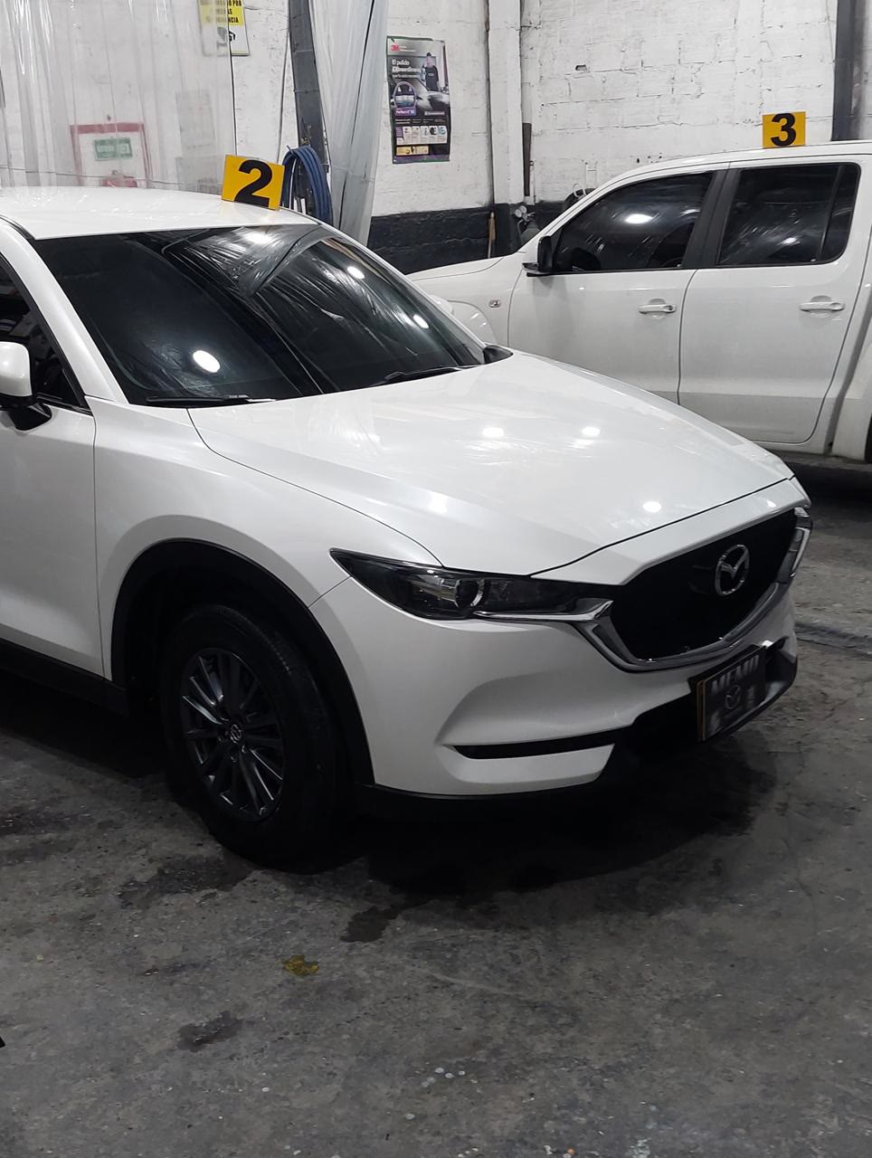 Mazda CX-5 blanca terminada en el taller