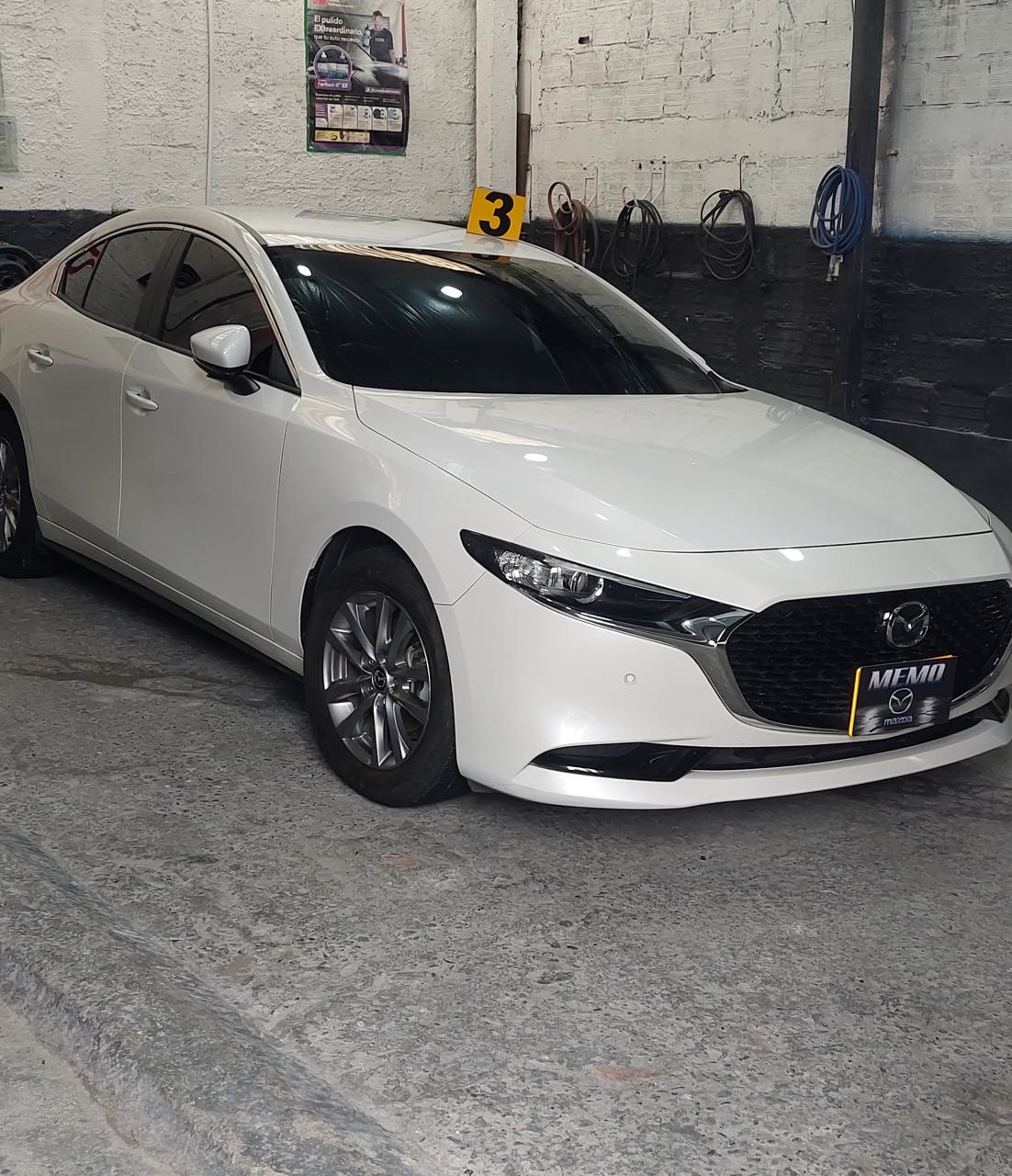 Mazda 3 blanco en el taller Memo-Mazda